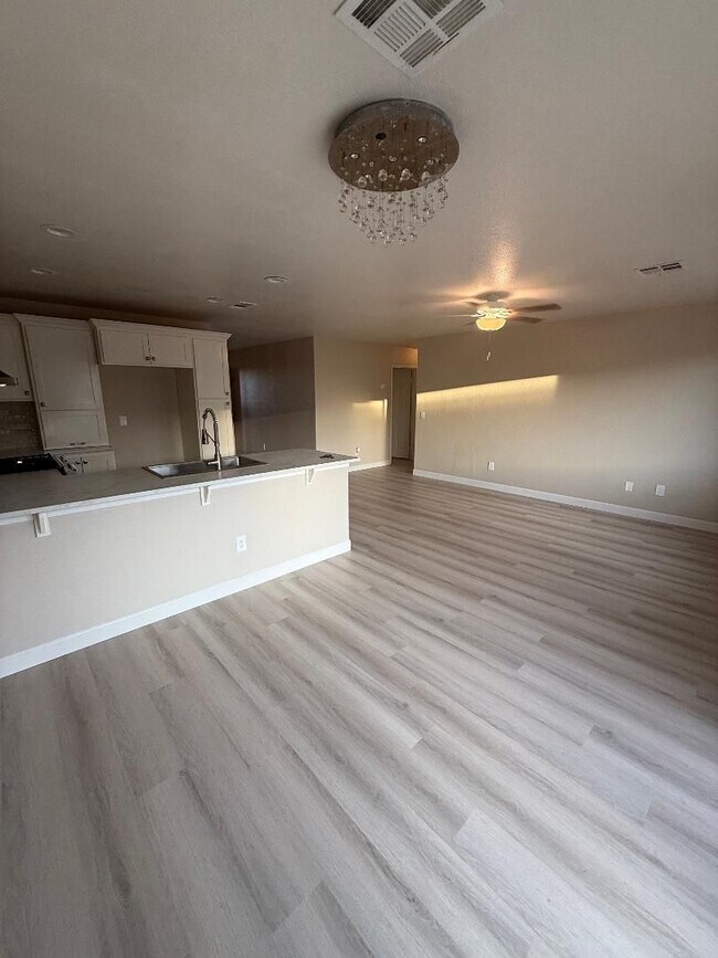 Building Photo - FOR RENT – Spacious 5 Bed / 3 Bath Home in Calexico!