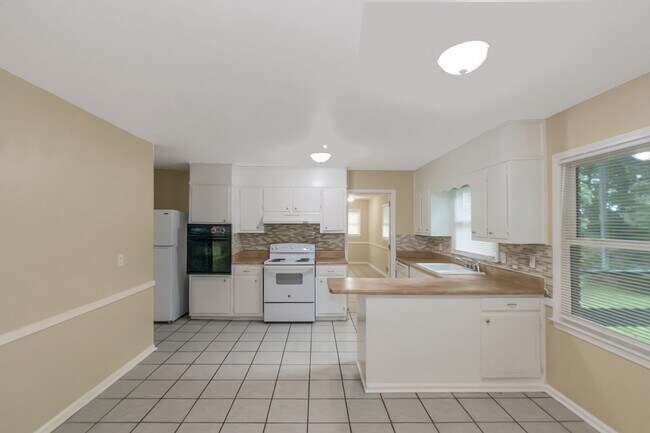 Building Photo - Beautiful 3 Bed 2 Bath Ranch home with a H...