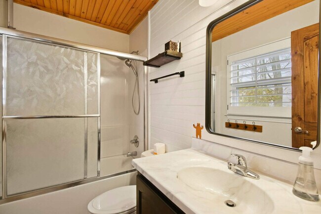 Building Photo - 100 Hemlock Spur