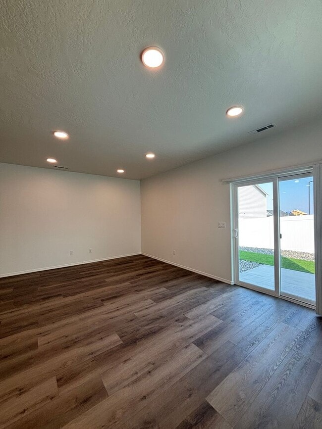 Building Photo - 3 Bedroom 2.5 Bathroom Townhome