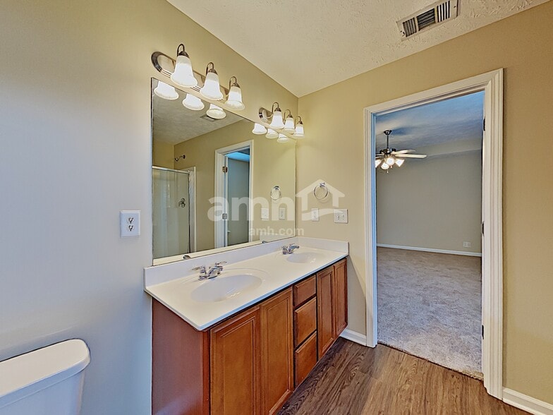 Building Photo - 105 Tulip Grove Pt