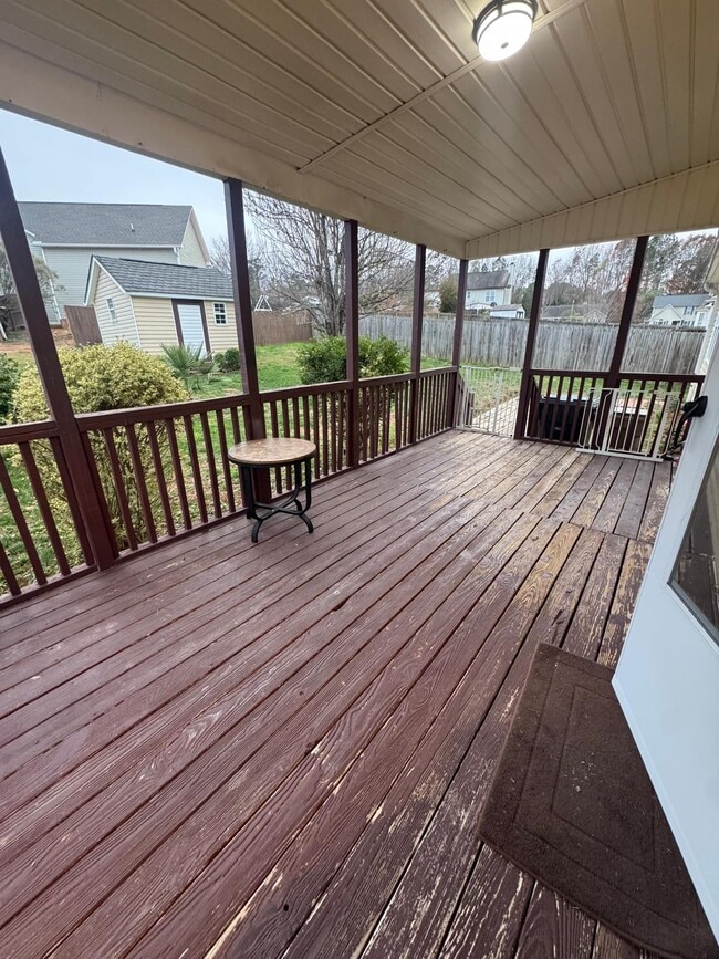 Building Photo - 136 Creek Commons Ave