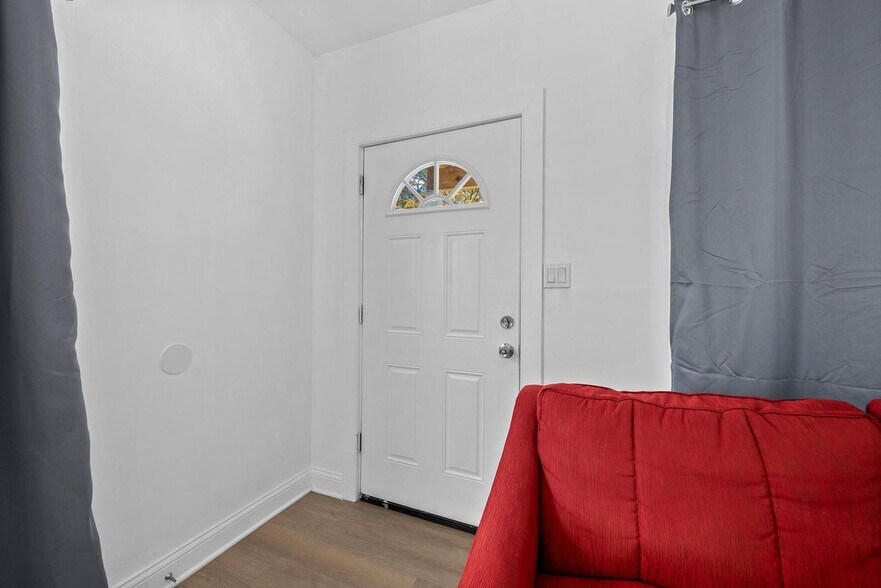 Building Photo - 4878 Tarnow St