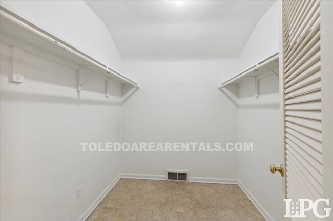 Building Photo - 3835 Hillandale Rd