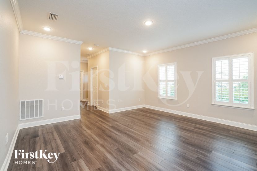 Building Photo - 725 Chandler Dr