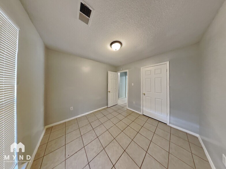 Building Photo - 3405 Laurel Dr