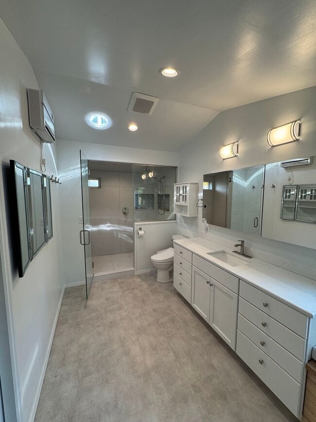 Building Photo - 4 Bedroom, 2 Bath House in SE Eugene