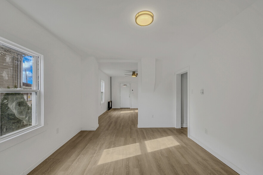 Building Photo - 834 Marcy Ave