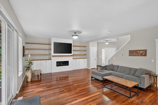 Building Photo - 3 Bedroom/2.5 Bath + Bonus Room & Outdoor living