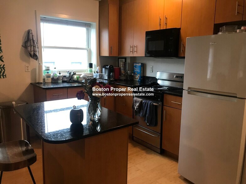 Building Photo - 461 Park Dr