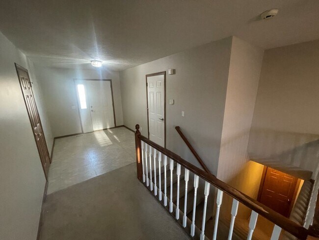 Building Photo - Home For Rent Bellevue.