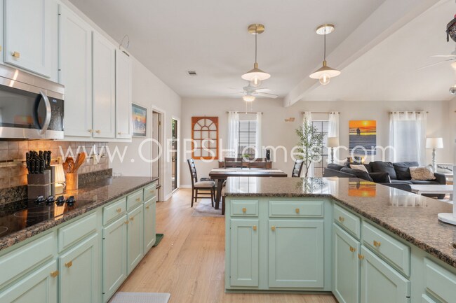 Building Photo - 3/2 in Destin!! AVAILABLE JULY 1