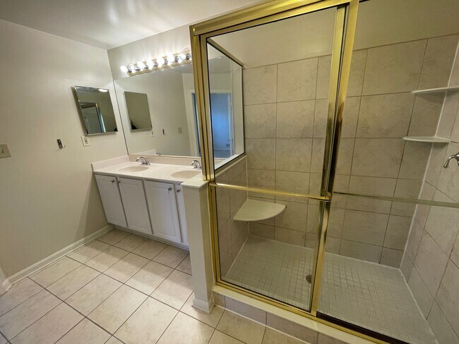 Building Photo - Luxurious And Spacious 3 Bed 2 Bath Brick Townhouse In Tysons Station