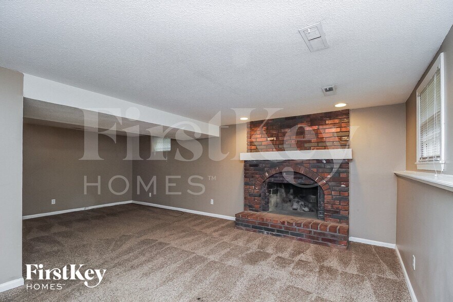 Building Photo - 704 Melrose St