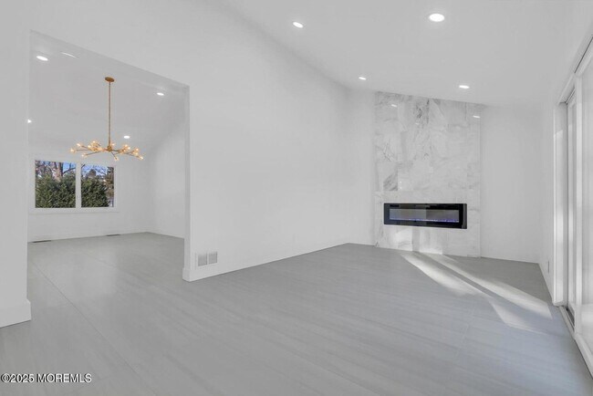 Building Photo - 1 Robin Dr