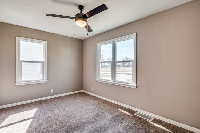 Building Photo - Charming Southeast 3 Bedroom, 1 Bathroom with bonus room