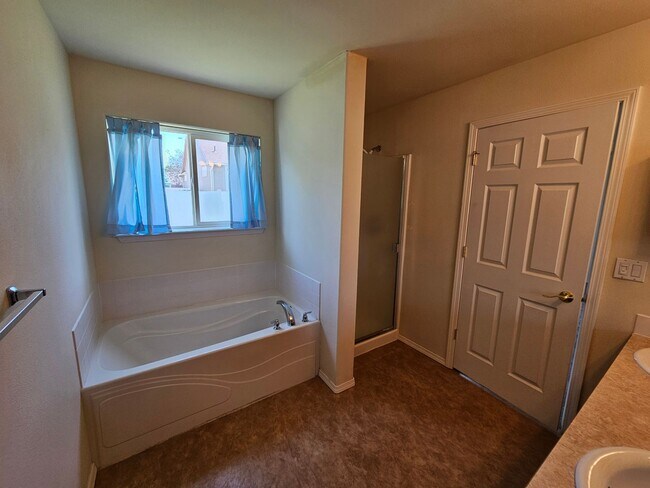 Building Photo - Beautiful Home In Greenacres