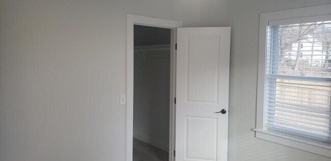 Building Photo - 453 Vineyard Ave