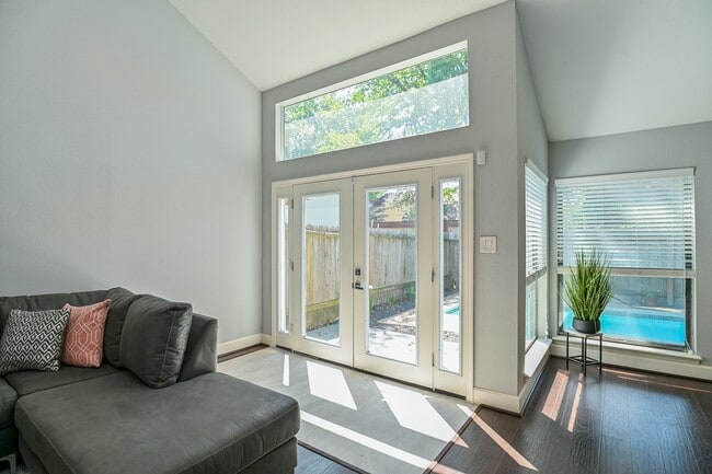 Building Photo - 12800 Briar Forest Dr