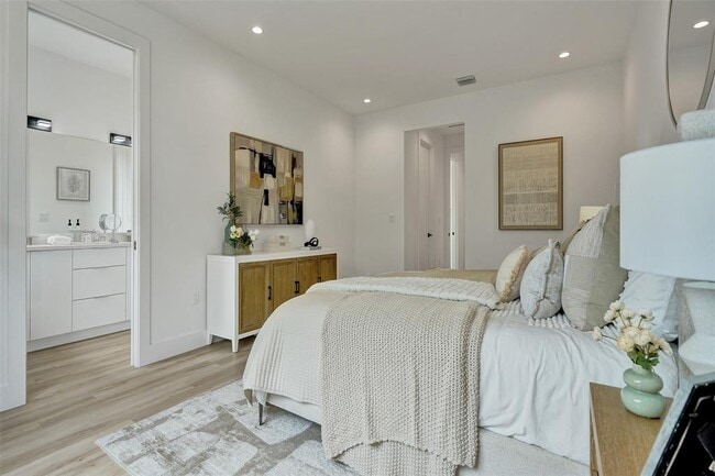 Building Photo - 606 SW 7th Ave