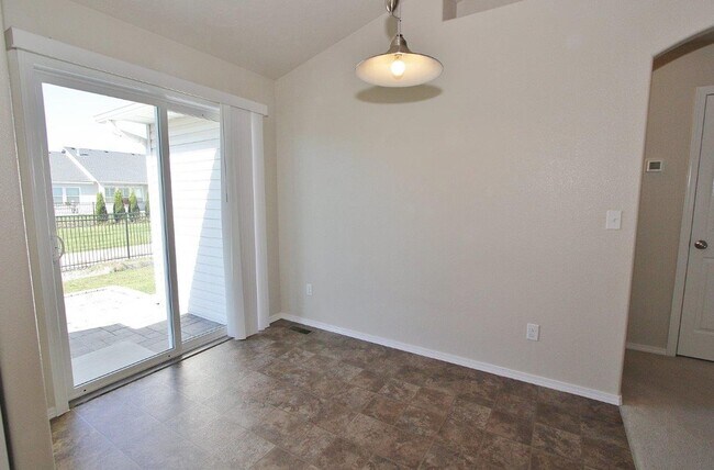 Building Photo - Immaculate Single-Level Home