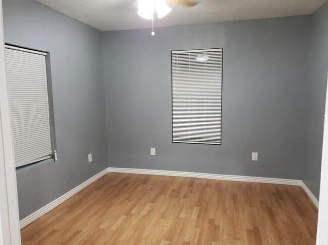 Building Photo - 911 W Hendricks St