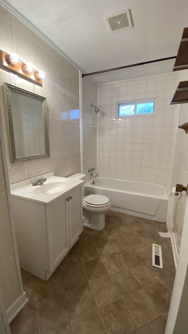 Building Photo - 3 Bedroom, 1 Bathroom Home Close to Fort L...