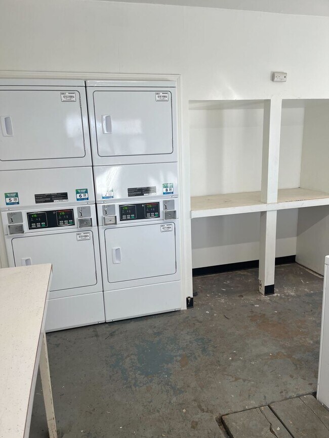 Building Photo - Remodeled units AVAILABLE NOW! Leasing fast!!!