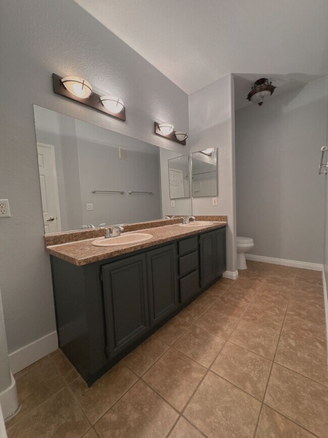 Building Photo - 2b2b Condo