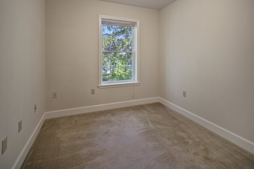Small Bedroom-1 - 820 Hanshaw Rd