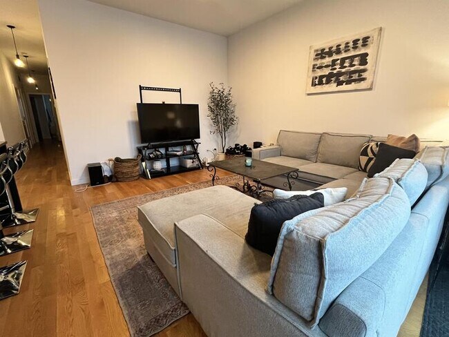 Building Photo - 1637 W Grand Ave