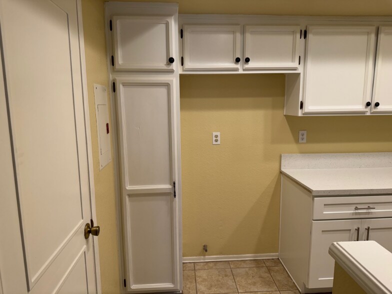 Building Photo - 8167 Vineyard Ave