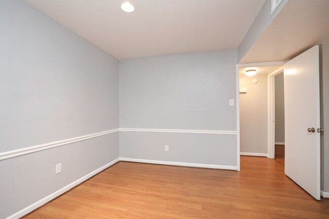 Building Photo - For Lease | 2 Bed, 2 Bath | 925 Sq Ft | Lakecrest Community |