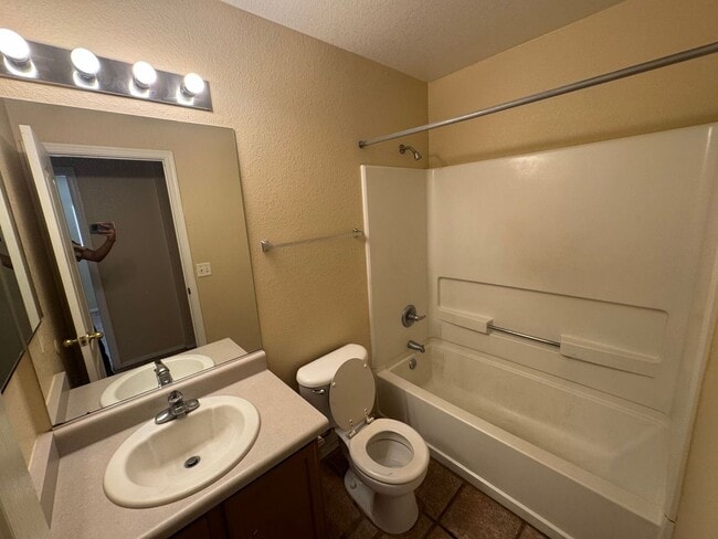 Building Photo - 3 Bedroom - 2 Bath - 1300 Sq. Ft. Home - Tucson