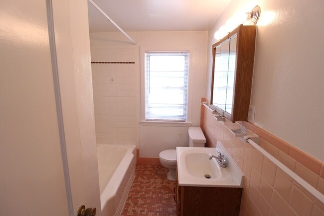 Building Photo - 2 Bedroom 1 Bath Duplex In The Waldo Area