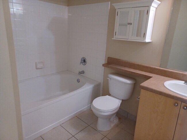 Building Photo - 818 Villa Cir