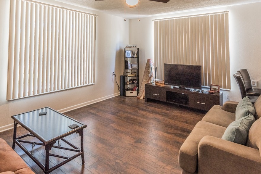 Building Photo - 1635 W Mulberry Ave