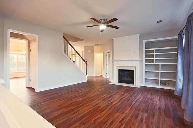Building Photo - Family friendly home in highly sought afte...