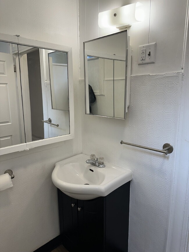 Building Photo - "Charming Studio Retreat on East 3rd Street – Your Cozy Duluth Escape!"