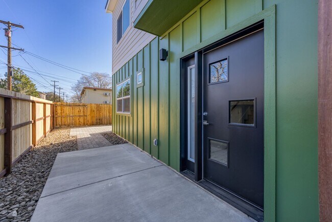 Building Photo - MidTown Gem - Fully Renovated W Large Rooms