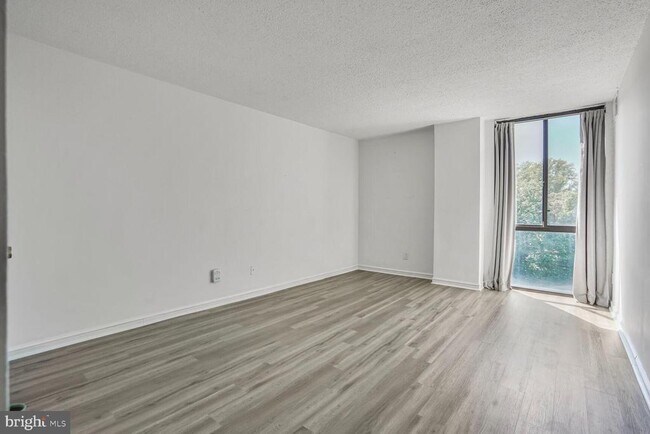 Building Photo - 2300 Pimmit Dr