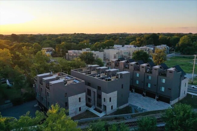 Building Photo - 738 Douglas Ave