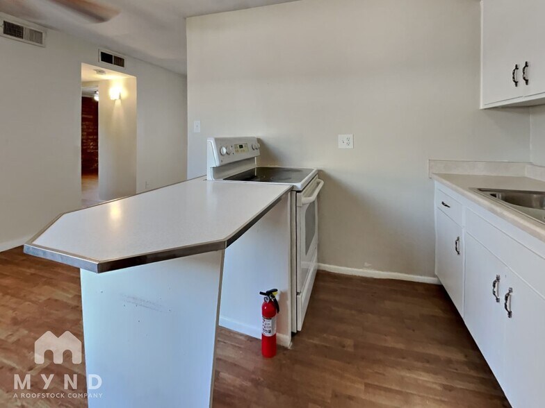 Building Photo - 910 S Dorsey Ln