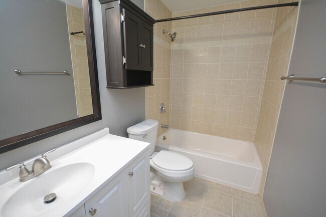 Building Photo - Pet friendly home in Country Club Manor w/fenced yard!