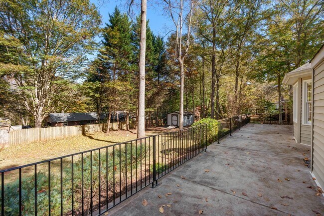 Building Photo - Beautiful Home in Greer Country Club Estates W/Bonus Room