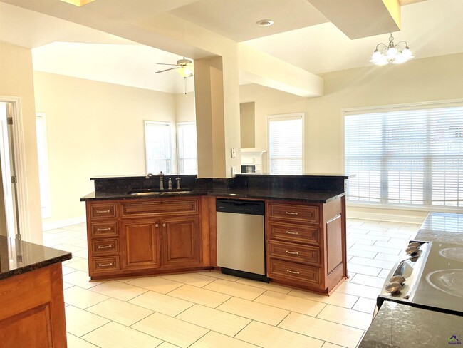 Building Photo - 300 Pembroke Pointe