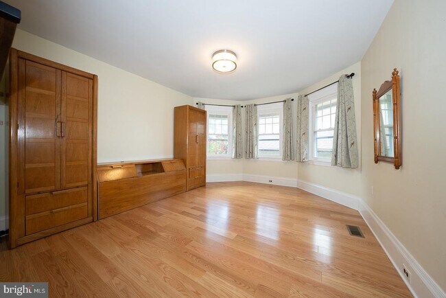 Building Photo - 110 Llanfair Rd
