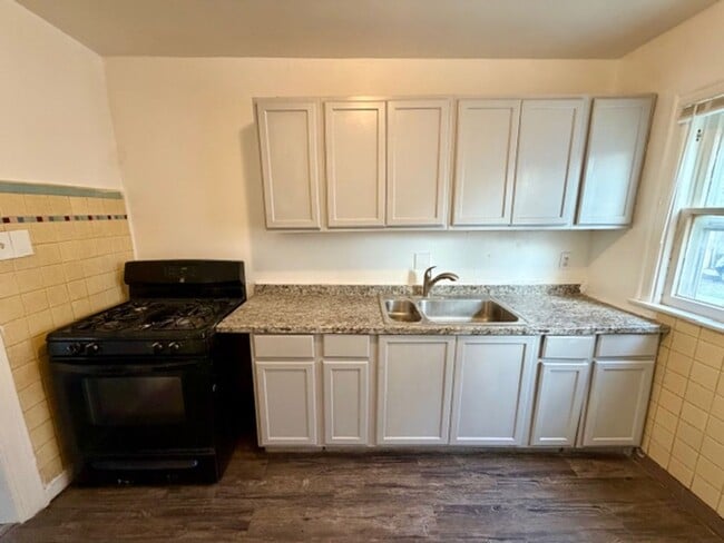 Building Photo - SECTION 8 ONLY For Lease 3 bed 1 bath