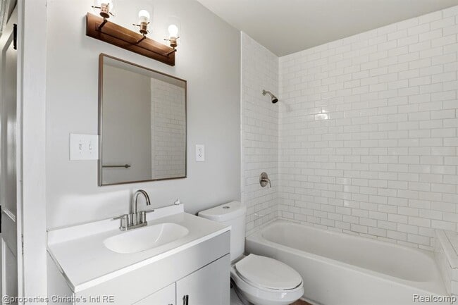 Building Photo - 1953 Brighton St