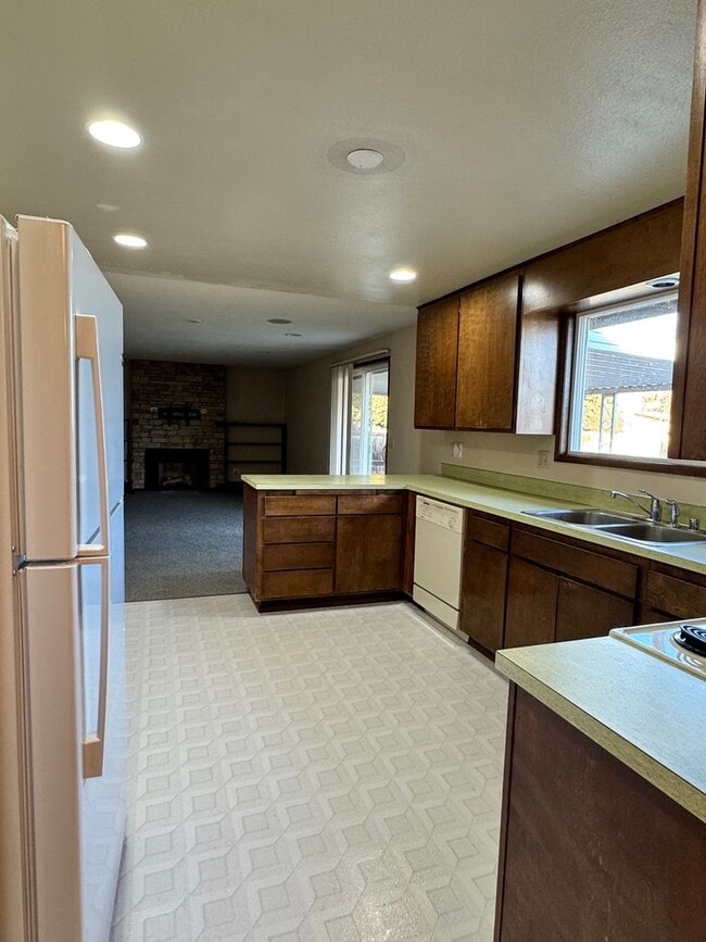 Building Photo - West Valley 4br 2.5 ba DBL attached garage, POOL